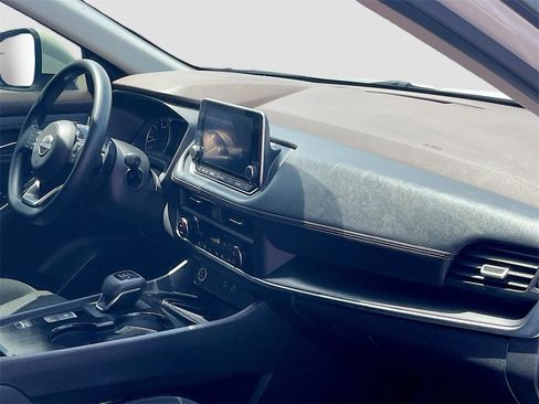 Used 2023 Nissan Rogue SV image 28