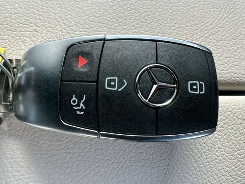 Used 2025 Mercedes-Benz GLB 250 4MATIC w/ Exclusive Package image 28