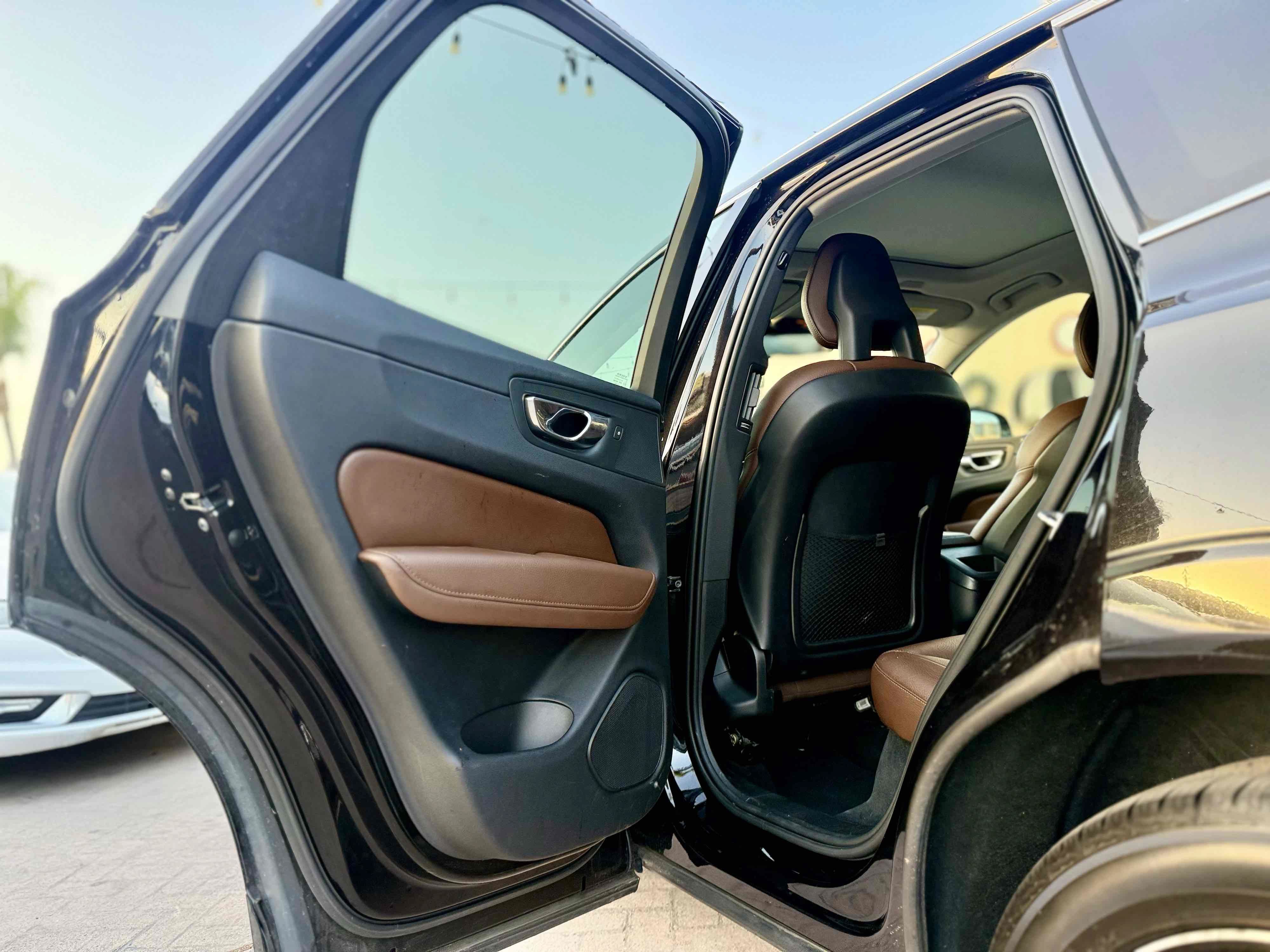 Used 2018 Volvo XC60 T5 Momentum w/ Convenience Package AWD/4WD image 22
