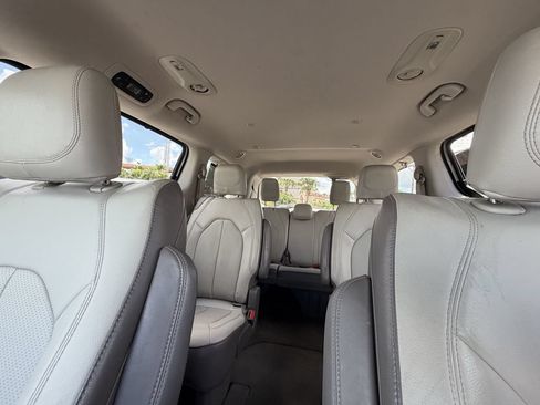 Used 2019 Chrysler Pacifica Touring-L FWD image 32