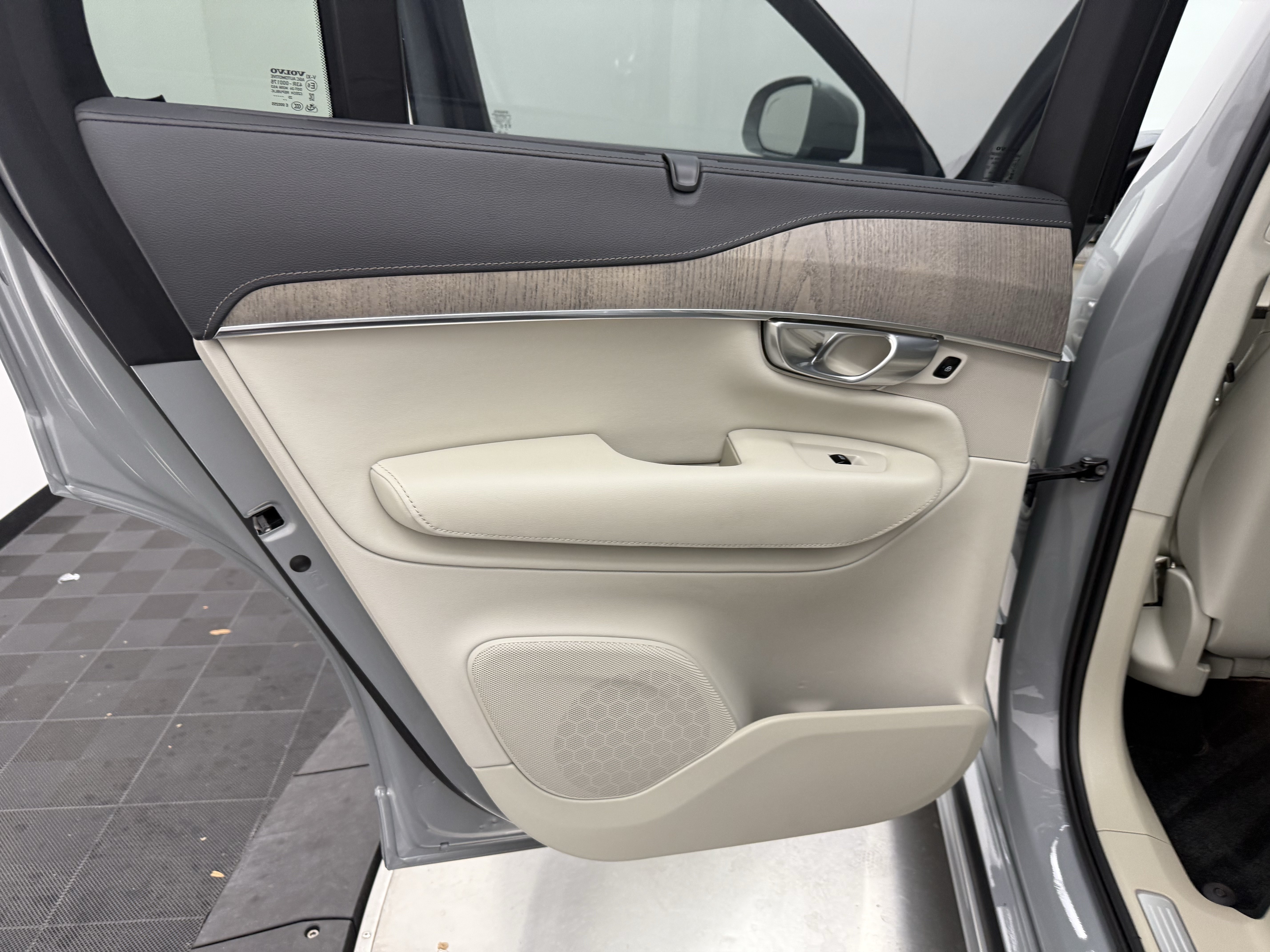 Certified 2024 Volvo XC90 B6 Ultimate w/ Protection Package Premier AWD/4WD image 25