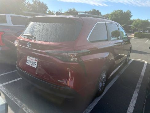 Used 2025 Toyota Sienna XLE w/ XLE Plus Package FWD image 5
