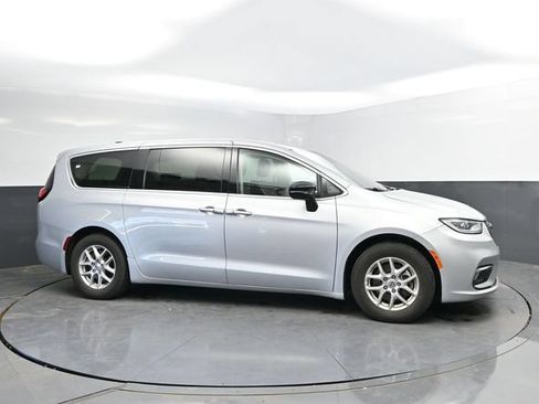 Used 2024 Chrysler Pacifica Touring-L FWD image 5