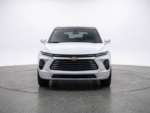 Used 2025 Chevrolet Blazer LT FWD image 2