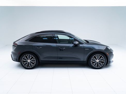 Certified 2025 Porsche Macan Electric image 8