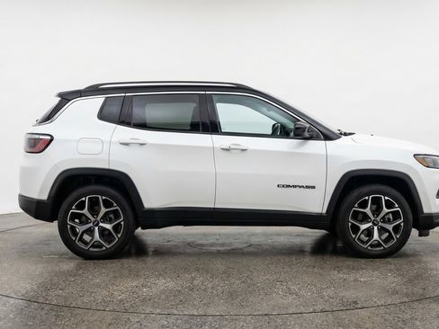 Used 2025 Jeep Compass Limited image 11