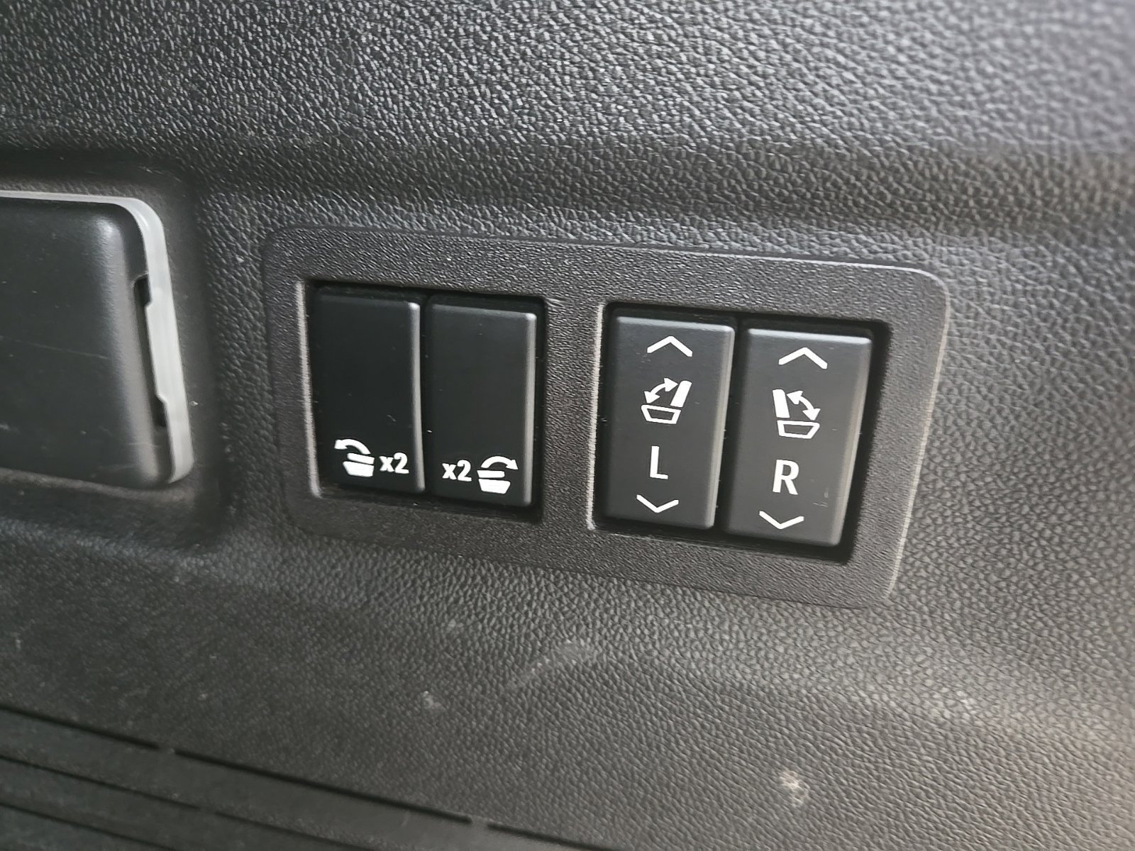 Used 2023 GMC Yukon XL Denali Ultimate w/ LPO, Floor Liner Package AWD/4WD image 10