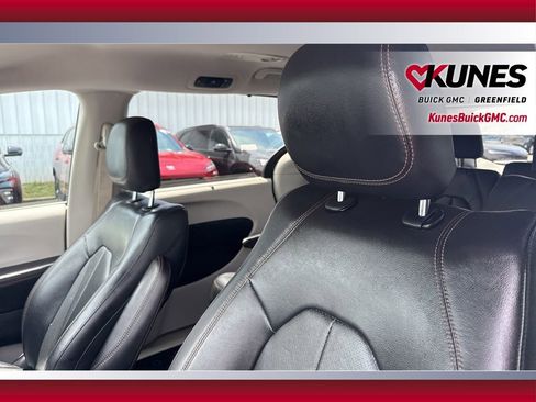 Used 2018 Chrysler Pacifica Touring-L FWD image 15