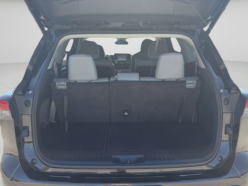 Used 2022 Toyota Highlander XLE FWD image 14