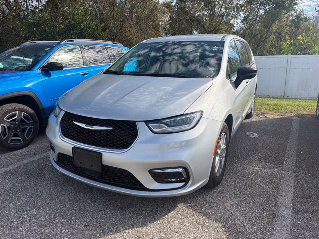 Used 2024 Chrysler Pacifica Touring-L FWD image 2