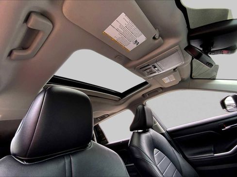 Used 2024 Toyota Highlander XLE FWD image 14