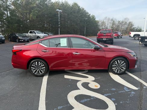 Used 2024 Nissan Altima 2.5 SV image 5