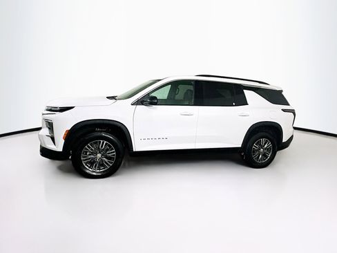 Used 2025 Chevrolet Traverse LT image 4