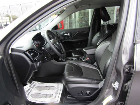 Used 2019 Jeep Cherokee Latitude Plus image 11