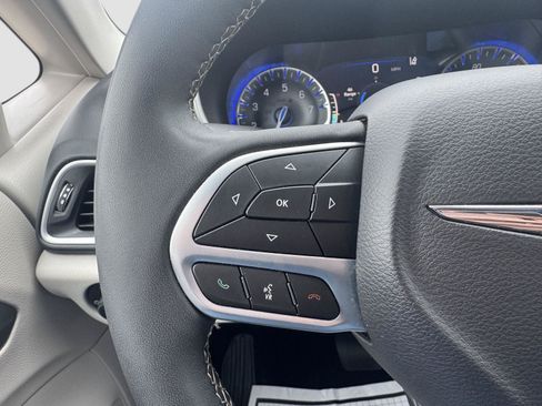 Used 2023 Chrysler Pacifica Touring-L FWD image 15