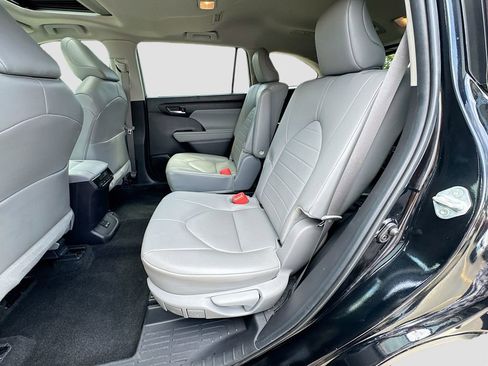 Used 2024 Toyota Highlander XLE AWD/4WD image 31