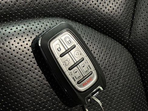 Used 2019 Chrysler Pacifica Limited image 28