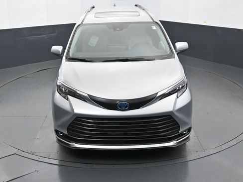 Used 2025 Toyota Sienna XLE FWD image 35