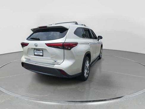 Used 2021 Toyota Highlander Limited FWD image 8