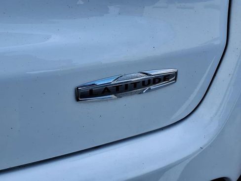 Used 2025 Jeep Compass Latitude image 24