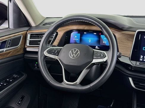 Used 2024 Volkswagen Atlas SE w/ Panoramic Sunroof Package FWD image 20