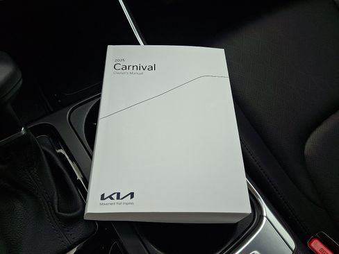 Used 2025 Kia Carnival EX FWD image 29
