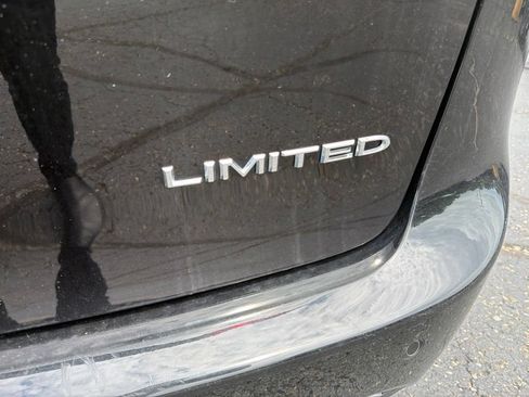 Used 2024 Chrysler Pacifica Limited FWD image 7