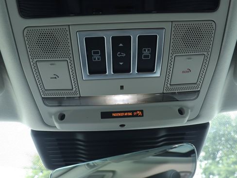 Used 2024 Land Rover Discovery S AWD/4WD image 24