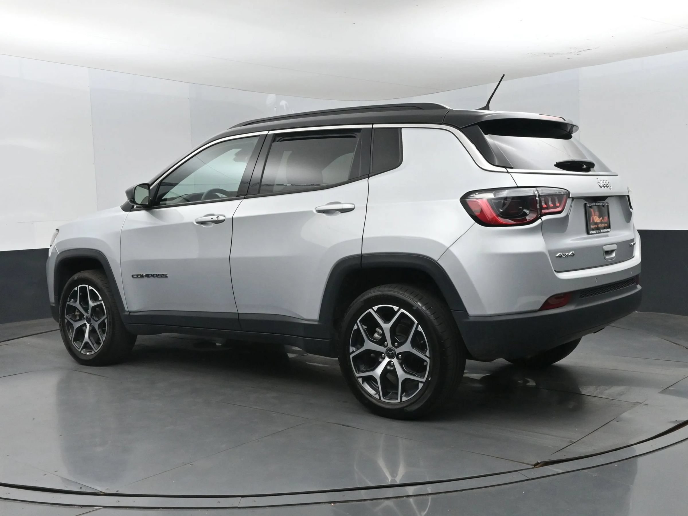 Used 2025 Jeep Compass Limited AWD/4WD image 9