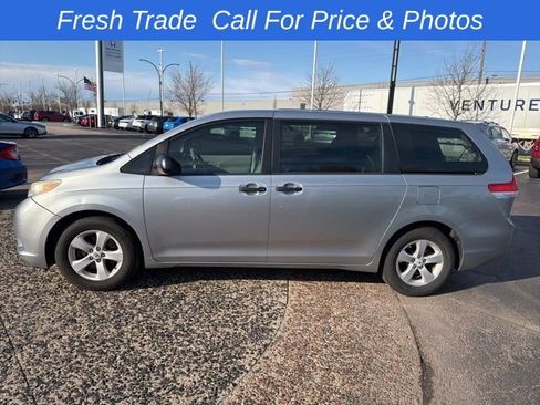 Used 2011 Toyota Sienna image 3