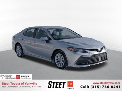 Used 2022 Toyota Camry LE image 1