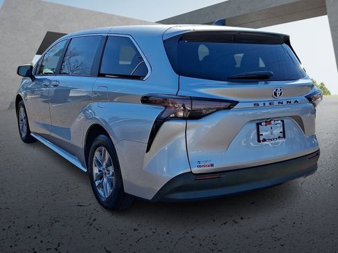 Used 2025 Toyota Sienna LE FWD image 4