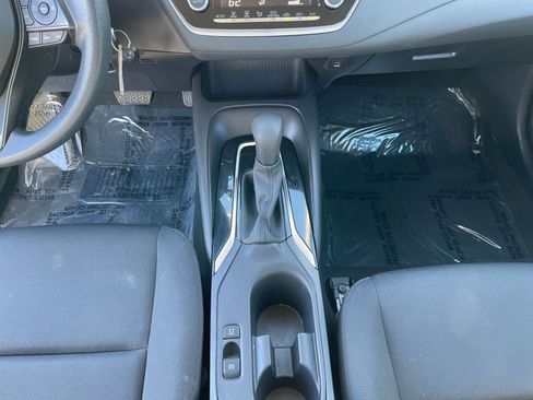 Used 2025 Toyota Corolla LE image 40