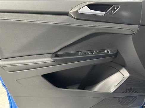 Certified 2025 Volkswagen Taos SE image 34