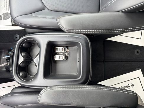 Used 2025 Chrysler Pacifica Select image 31