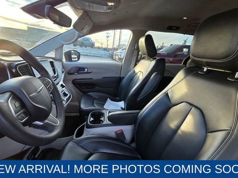 Used 2023 Chrysler Pacifica Touring-L image 11