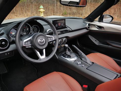Used 2022 MAZDA MX-5 Miata Grand Touring image 2