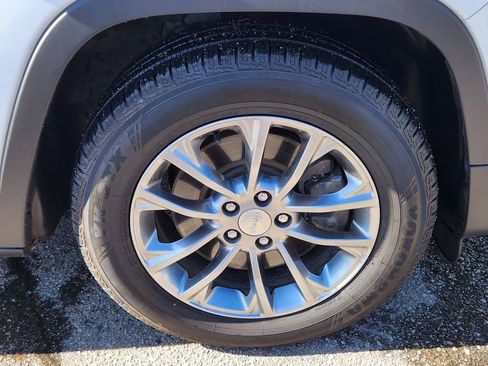 Used 2020 Jeep Cherokee Latitude Plus image 15