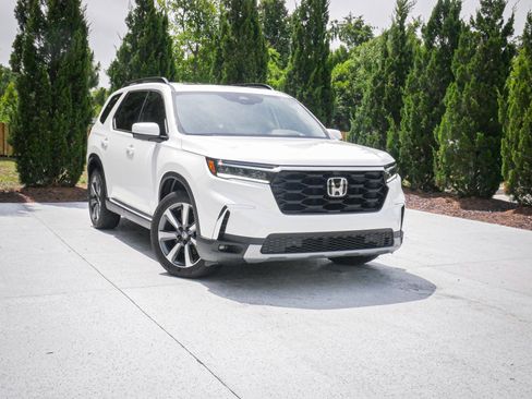Used 2025 Honda Pilot Elite image 2