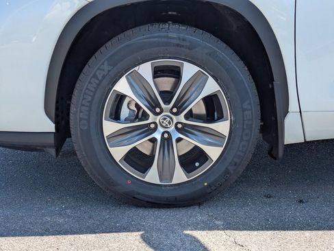 Used 2022 Toyota Highlander XLE AWD/4WD image 10