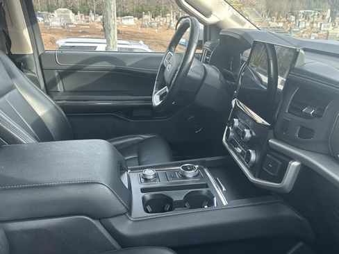 Used 2023 Ford Expedition XLT image 5