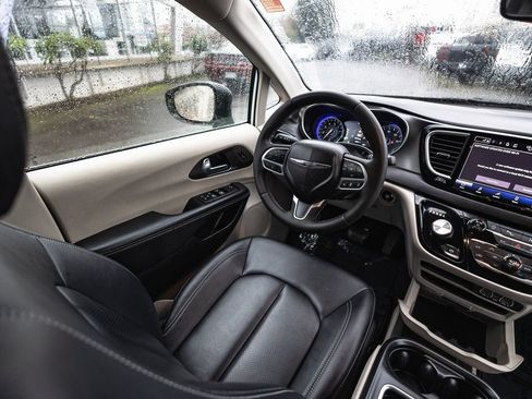 Used 2024 Chrysler Pacifica Touring-L FWD image 26