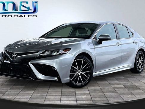 Used 2021 Toyota Camry SE FWD image 1