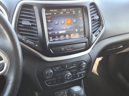 Used 2018 Jeep Cherokee Trailhawk w/ Cold Weather Group AWD/4WD image 27