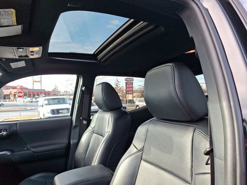 Used 2020 Toyota Tacoma TRD Sport image 14