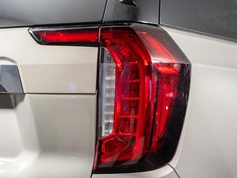 Used 2021 GMC Yukon XL Denali w/ Denali Premium Package image 8