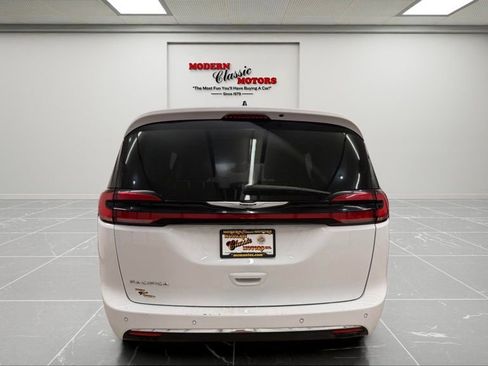 Used 2024 Chrysler Pacifica Touring-L FWD image 6