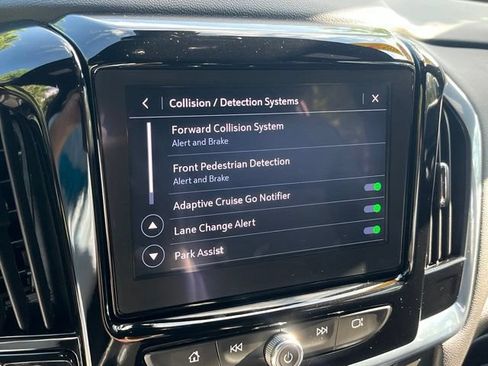 Used 2022 Chevrolet Traverse RS FWD image 22