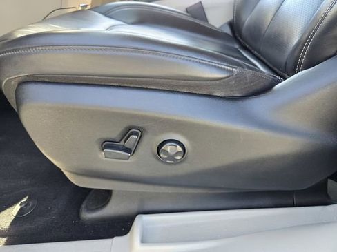 Used 2023 Chrysler Pacifica Touring-L image 18