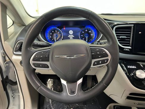 Used 2024 Chrysler Pacifica Touring-L FWD image 19